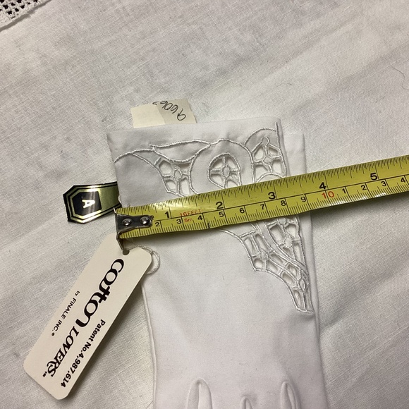 WOMENS white gloves CUT OUT DESIGN RARE INTRICATE WEDDING ? SPRING ? - Picture 8 of 10